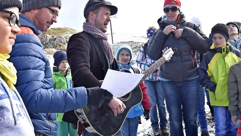 Zwischen Grün und Weiss: Am Wangsersee wird der optimale Platz für die Aufnahmen gesucht.