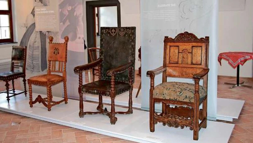 Repräsentative Sitzmöbel in der Ausstellung im Freulerpalast.