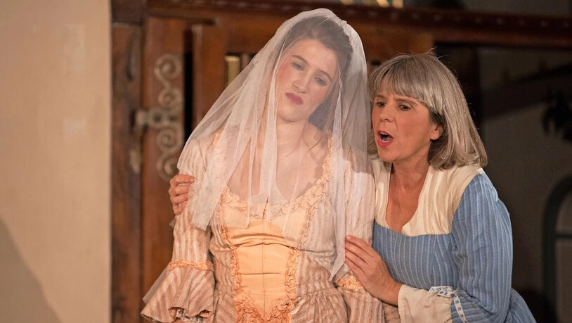 Zutiefst unglücklich: Felicitas (Iman Girolimetto) soll den Falschen heiraten,  Rosina (Brigitte Felber) sucht tröstende Worte.