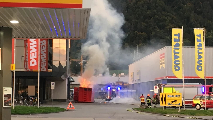 In der Baumulde ist ein Feuer ausgebrochen.