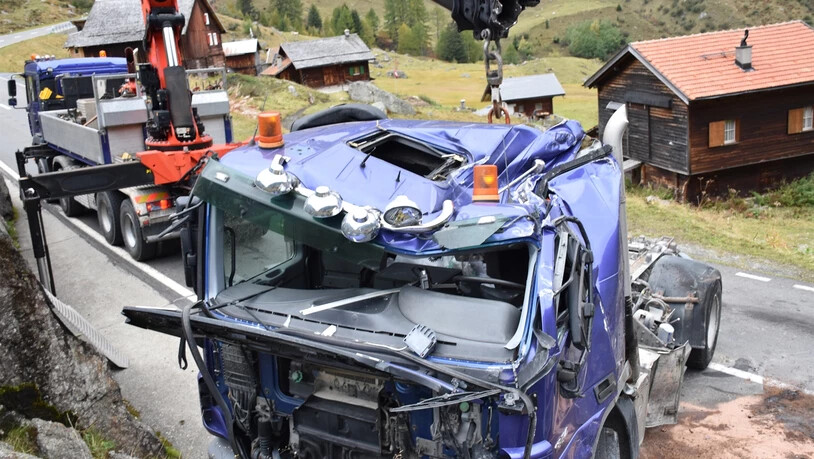 Das Sein Sattelmotorfahrzeug wurde total beschädigt.