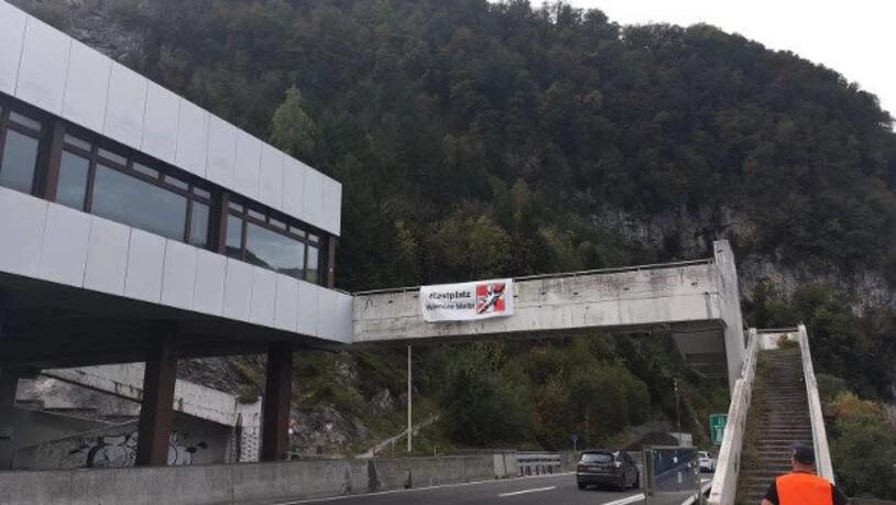 Die Pnos hat ein Transparent aufgehängt.