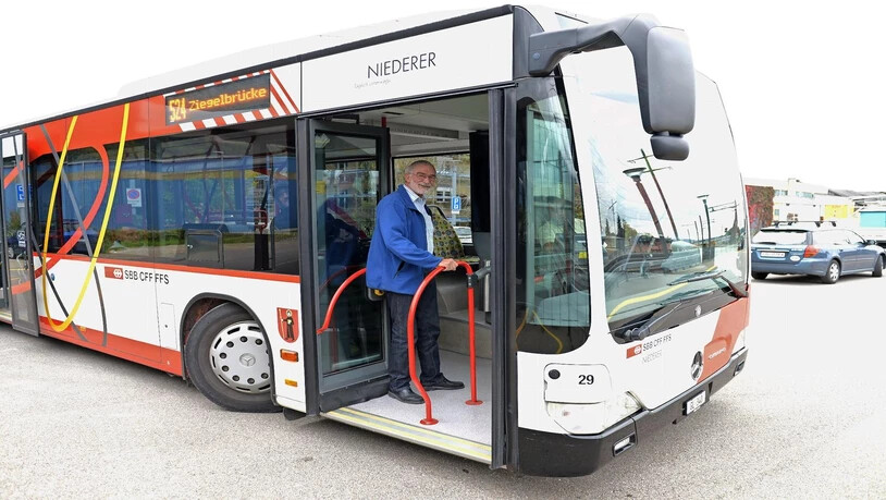 Damit können die Biltner leben: Ueli Nägeli steigt in einen der Busse, die ab Dezember den Bahnbetrieb in Bilten fast vollständig ersetzen sollen.