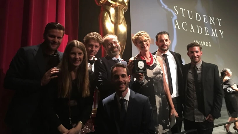 Gruppenbild mit Oscar: 3.v.l. der Zürcher Jan-Eric Mack, der mit "Facing Mecca" beim Studentenoscar die Silbermedaille bekommen hat: 2.v.r. sein Produzent Joël Jent von Dschoint Ventschr. (zVg)