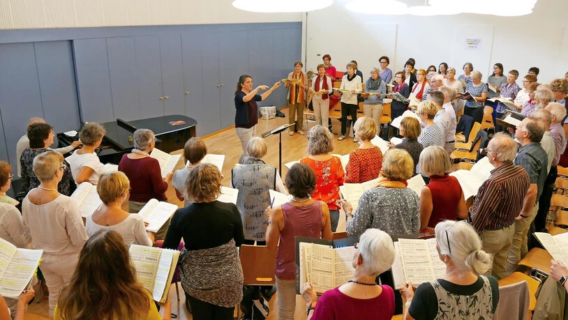 Eine grosse Herausforderung: Katharina Jud probt mit den beiden Chören.