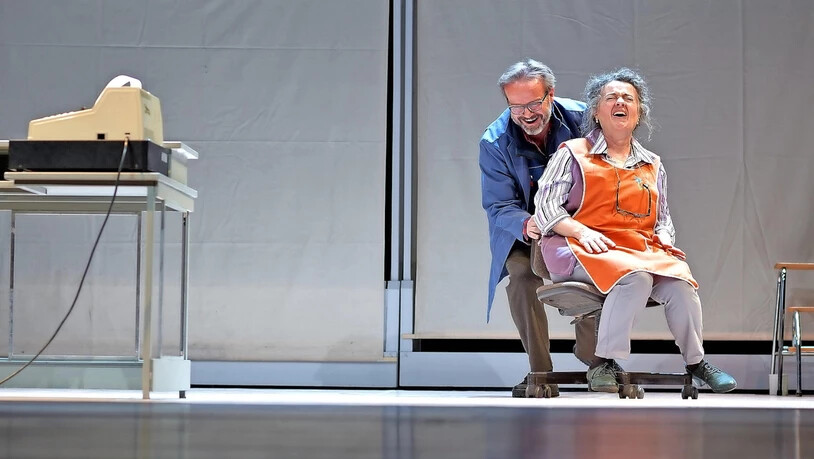 Die letzten Stunden in einem Dorfladen: Balzer (Peter Jecklin) und Marta (Barbara Schneider) reflektieren ihr Leben, die Bedeutung des Ladens und der Gemeinschaft.