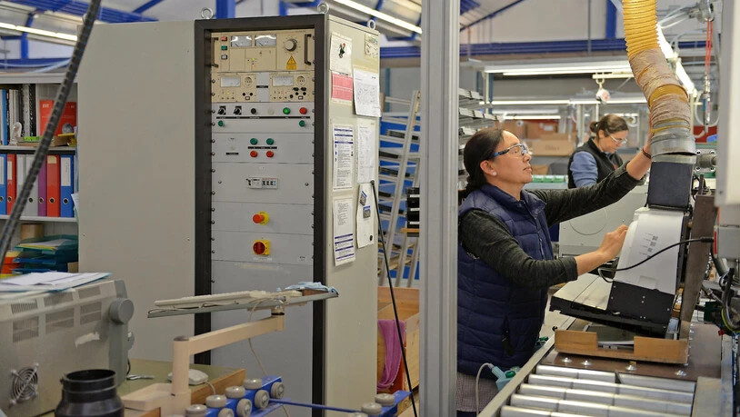 Mehr Platz: Chodon Pangring, die seit 30 Jahren bei der Schätti AG arbeitet, kontrolliert vor dem Verpacken jede Lüftung.