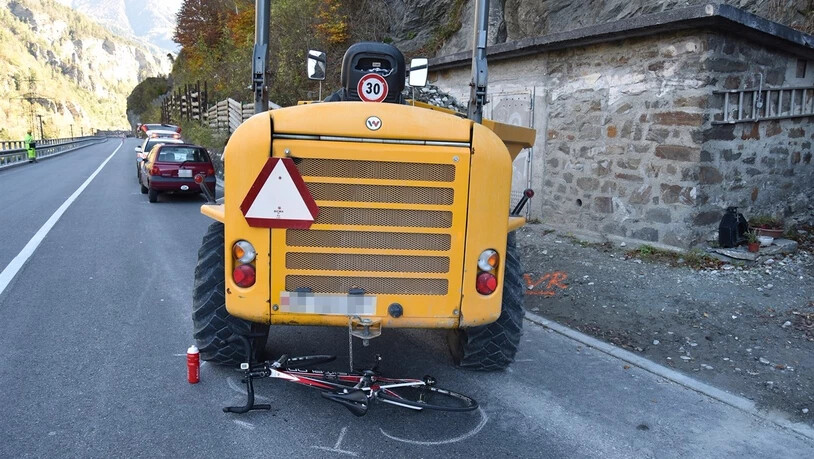 Um an dem Dumper vorbeifahren zu können musste die Velofahrerin gegen die Fahrbahnmitte ausweichen.