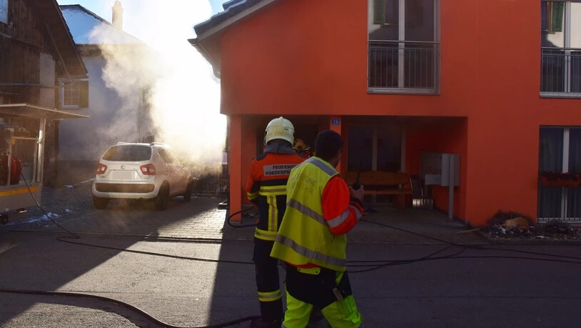 Die Feuerwehr bringt den Brand rasch unter Kontrolle.