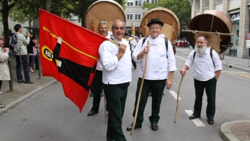 Hans Feldmann ist seit über 50 Jahren als Jodler und Fahnenschwinger aktiv.