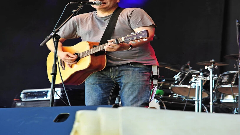 Kinderbuchautor und Kinderliedermacher Bruno Hächler liest und singt den Glarner Kindern vom Esel des St. Nikolaus vor.