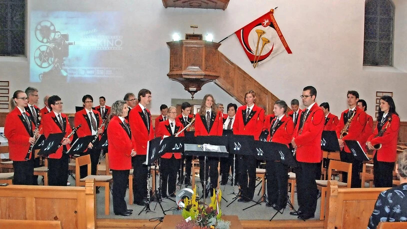 Zum letzten Mal mit Dirigent Schlegel: Die Netstaler Harmoniemusik lässt das Publikum etwas Glamour in der reformierten Kirche Netstal erahnen.