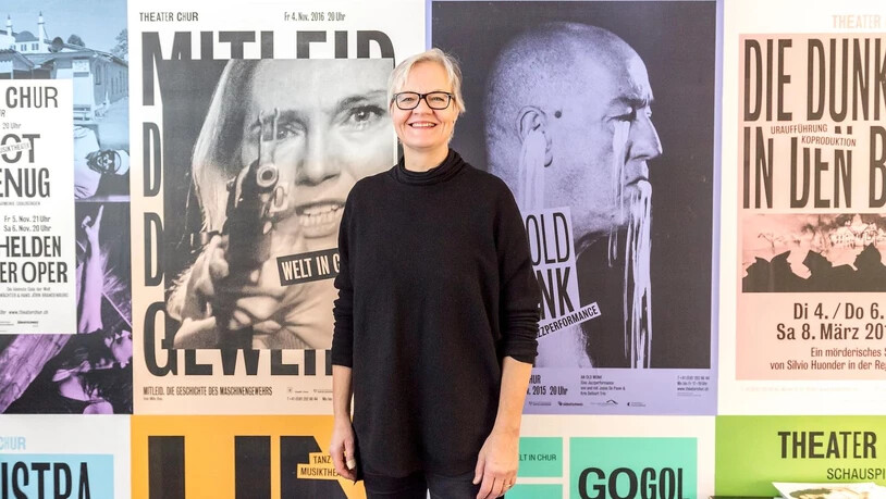 Highlight: Ute Haferburg vor dem Plakat des Stückes mit Ursina Lardi.
