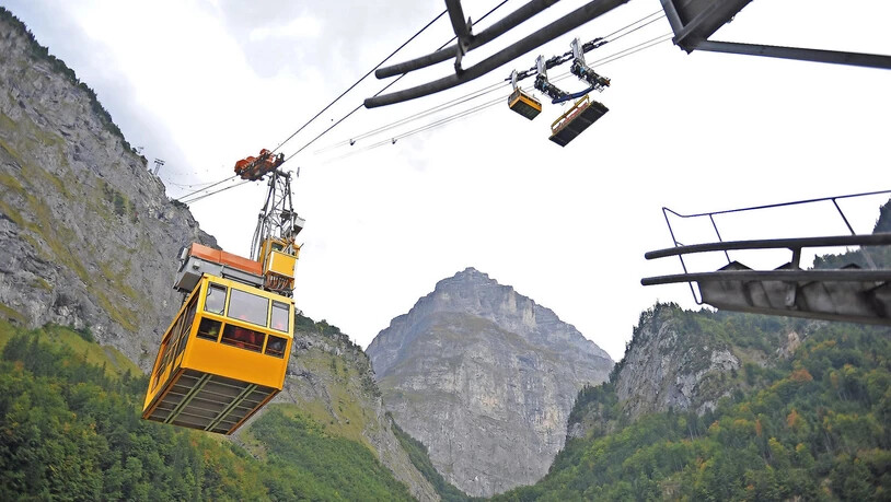 Vom Hintergrund in den Vordergrund: Die heutige Schwerlastbahn (hinten) soll zu einer Personenseilbahn für Touristen umgebaut werden und die alte Bahn (vorn) ersetzen.