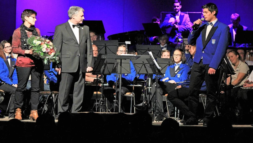 Stabwechsel nach 30 Jahren: Andreas Hösli (rechts) beschenkt seinen Vater Jürg wie auch dessen Frau Greth Hösli.