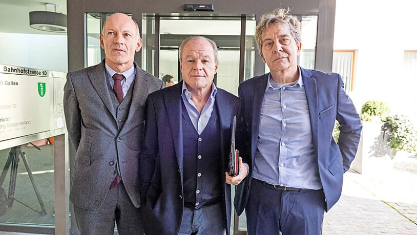 Angespannt: Bruno Hug (Mitte) und Mario Aldrovandi (rechts) warten mit ihrem Anwalt Daniel Glasl auf die Verhandlung.