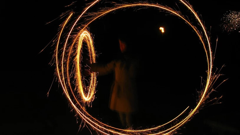 Der Fotokünstler Tobias Hänni schafft mit Feuer Illusionen.