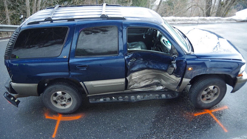 Dabei entstand ein grosser Sachschaden. Ernsthaft verletzt wurde bei dem Unfall niemand.