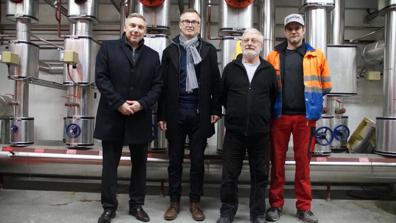 Vertreter der KVA Linth und der Eternit freuen sich über die Inbetriebnahme der neuen Fernwärmeleitung.