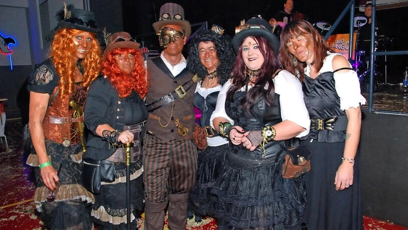 Diese Besucher der Netstaler Fasnacht träumen (vermutlich) von Piraten.