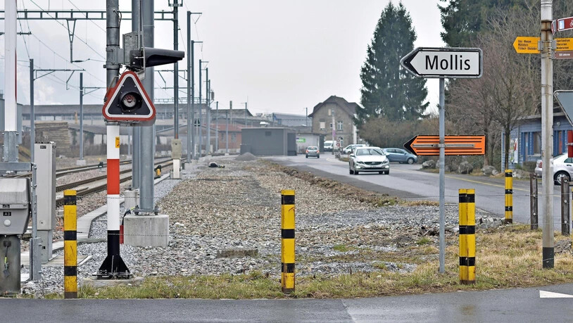 Es muss etwas gehen, damit nichts passiert: Für Fussgänger und Velofahrer ist der Zugang zum Bahnhof Näfels alles andere als sicher.