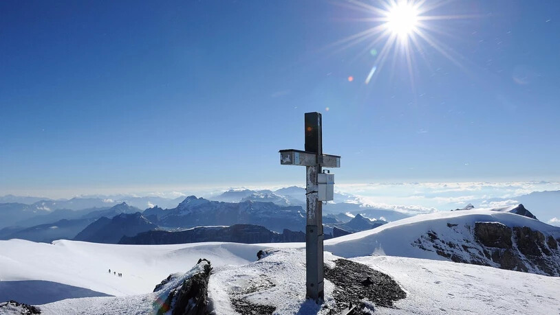 Strahlend blauer Himmel auf dem Tödi-Gipfel.