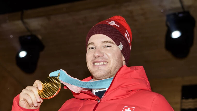 Dario Cologna präsentiert seine Goldmedaille