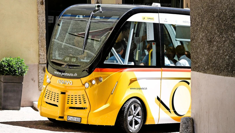 Vor dem Regelbetrieb: In Sion VS transportieren autonome Postauto-Shuttles versuchsweise Passagiere durch die Stadt.