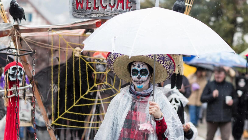 Gar nicht tot: Auch wenn es in Mollis düstere Sujets zu bestaunen gibt, ist die Stimmung im Regen doch lebendig.
