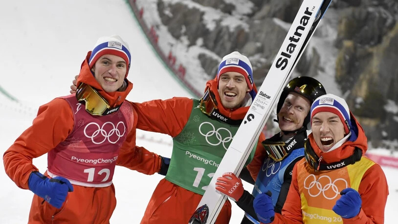 Norwegens Skispringer freuen sich erstmals über den Gewinn von Gold im olympischen Team-Wettkampf