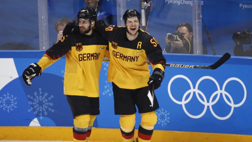 Patrick Hager (rechts) und Felix Schutz jubeln nach einem der vier Treffer beim Halbfinalsieg gegen Kanada