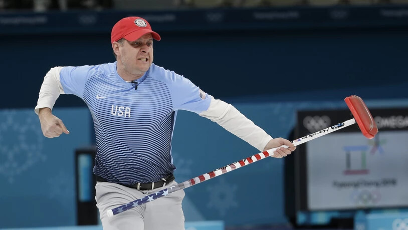US-Skip John Shuster quittiert seinen Stein zum entscheidenden Fünferhaus