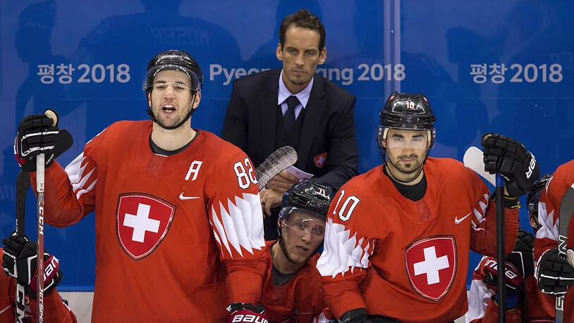 Simon Moser (links), Trainer Patrick Fischer (hinten),Enzo Corvi (unten) und Andres Ambühl während des Achtelfinals gegen Deutschland, den die Schweiz 1:2 nach Verlängerung verlor