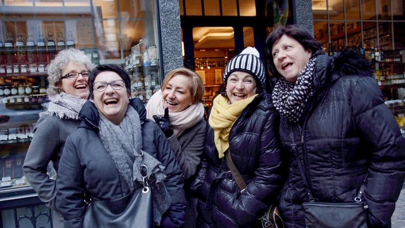 Die fünf Damen aus Glarus widmen der Briefmarke ein «Happy Birthday».