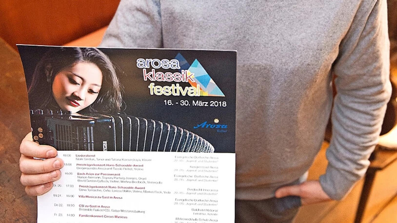 Trend-Instrument: Andri Probst zeigt das Programm des Arosa Klassik-Festivals, auf dem die junge Chinesin Yin-Lin Han mit ihrem Akkordeon abgebildet ist. 
