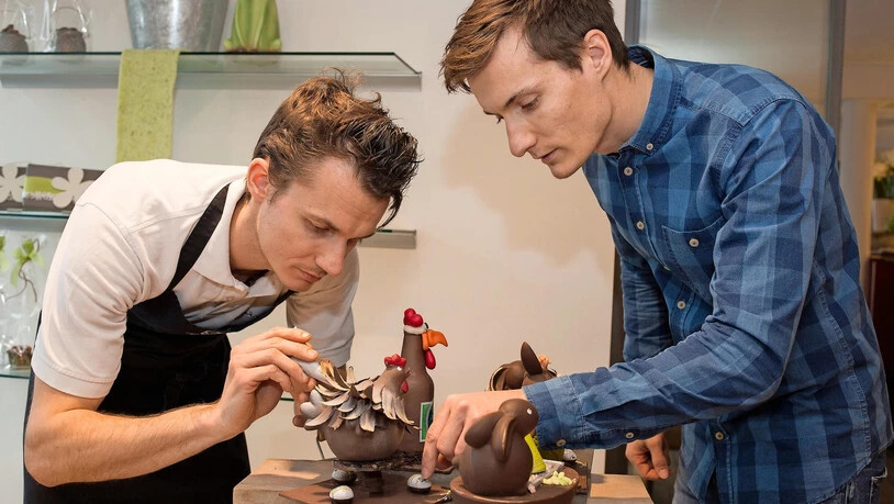Am Tüfteln: Die Brüder Elias (links) und Simon Müller arbeiten an ihren Schokoladenkreationen für Ostern.