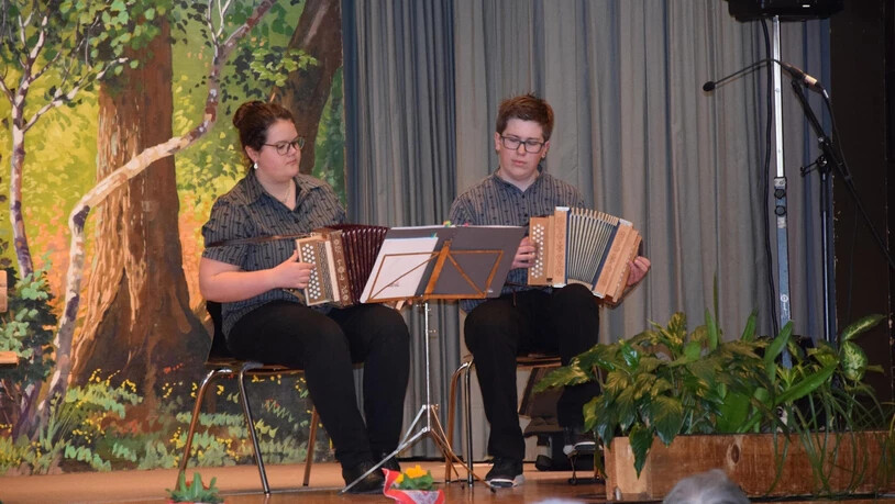 Zoe Waldvogel und Adrian Elmer am Schwyzerörgeli.