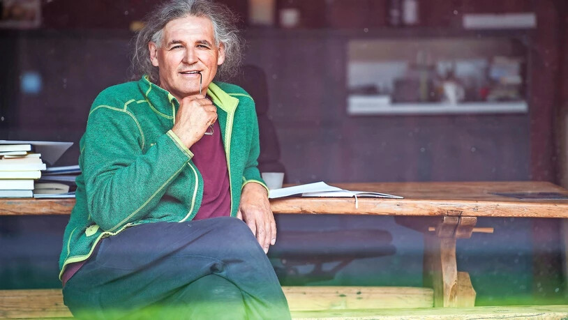 Bitte keine Parteisoldaten: Der Scharanser Dichter und Sänger Linard Bardill will jemanden in der Regierung, der ein Crack in der Kultur ist.