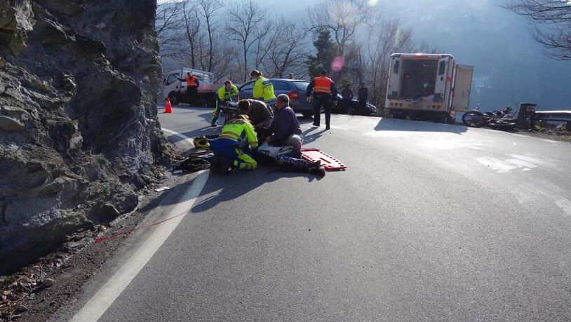 Das Ambulanzteam behandelt den Verletzten noch vor Ort.