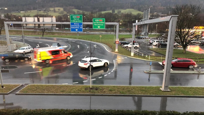 Die Feuerwehr rückte mit mehreren Fahrzeugen aus.