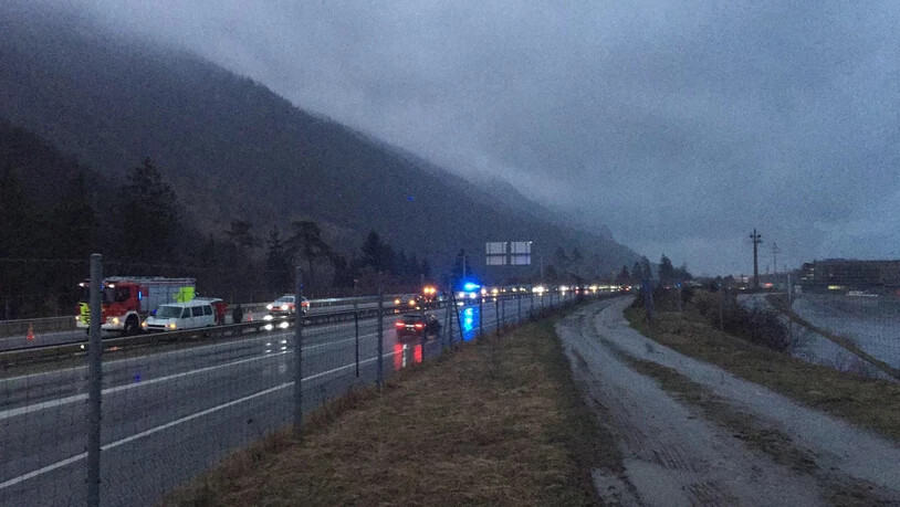 Durch den Fahrzeugbrand ist auf der A13 Richtung Süden ein Rückstau entstanden.