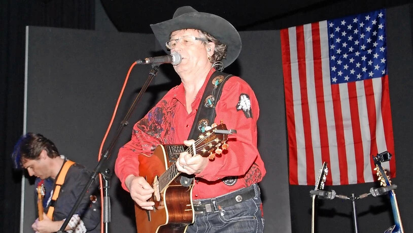 Der Süden wird zum Westen: George Hug unterhält mit seiner Country-Musik im Gemeindezentrum Schwanden. 