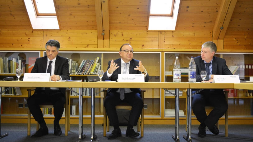 Hansueli Leisinger, Martin Leutenegger und Jürg Stadler (von links), präsentieren das Rekordjahr der Glarnersach Versicherung.
