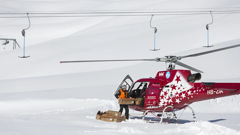 Die Retter setzten auch einen Helikopter ein. Obwohl sie rasch vor Ort waren, konnten sie nur noch den Tod der 79-jährigen Skifahrerin feststellen. (Symbolbild)