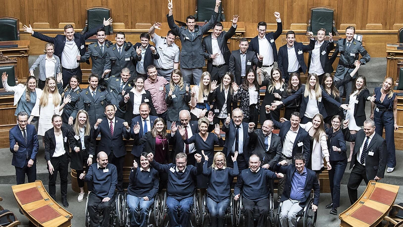 Zwei Bundesräte und zwei Ratspräsidenten inmitten der erfolgreichen Olympioniken von Pyeongchang: Am Mittwoch gab es im Nationalratssaal ein Gruppenfoto der besonderen Art.