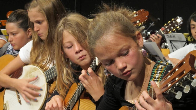 Früh übt sich: Kinder, Jugendliche und Erwachsene können an der Glarner Musikschule diverse Instrumente ausprobieren.