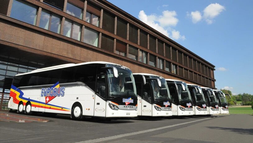 Im Bild die Eurobus-Flotte vor dem Reisezentrum in Windisch.
