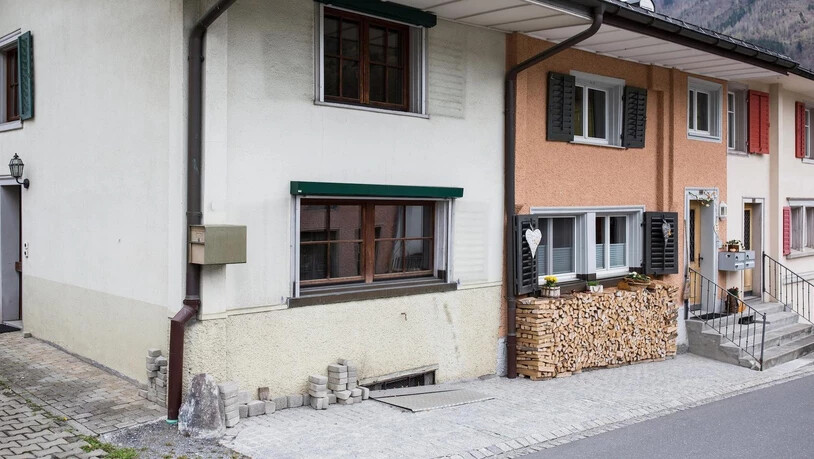 Durch Rollläden ersetzt: Von den Fensterläden sind an diesem geschützen Haus in Schwanden nur noch Spuren zu sehen.