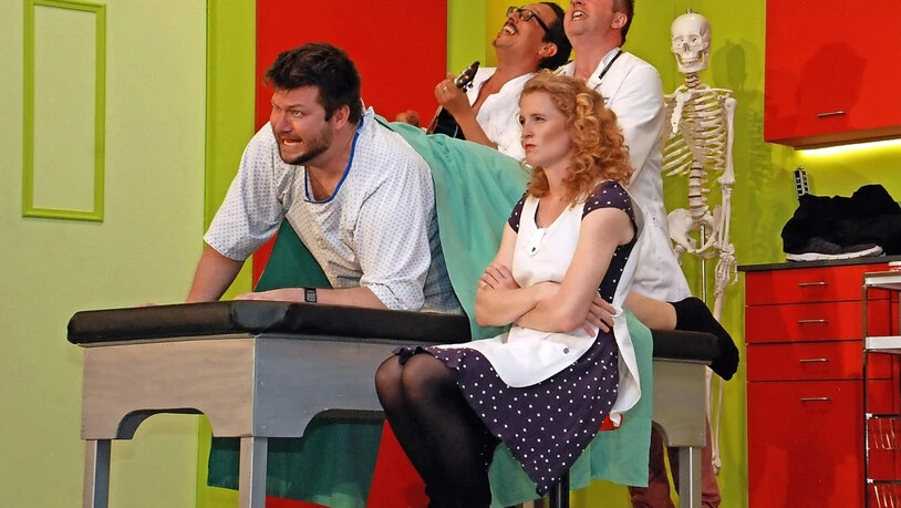 Schräge Szenen beim Doktor: Die drei Glarner Radiomoderatoren zeigen auf der Bühne auch ihr gesangliches Talent.Bild Hans Speck