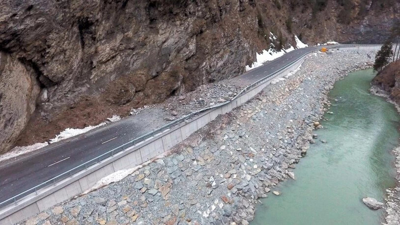Die Engadinerstrasse zwischen Vinadi und Martina ist seit Anfang April wegen eines Felssturzes gesperrt.